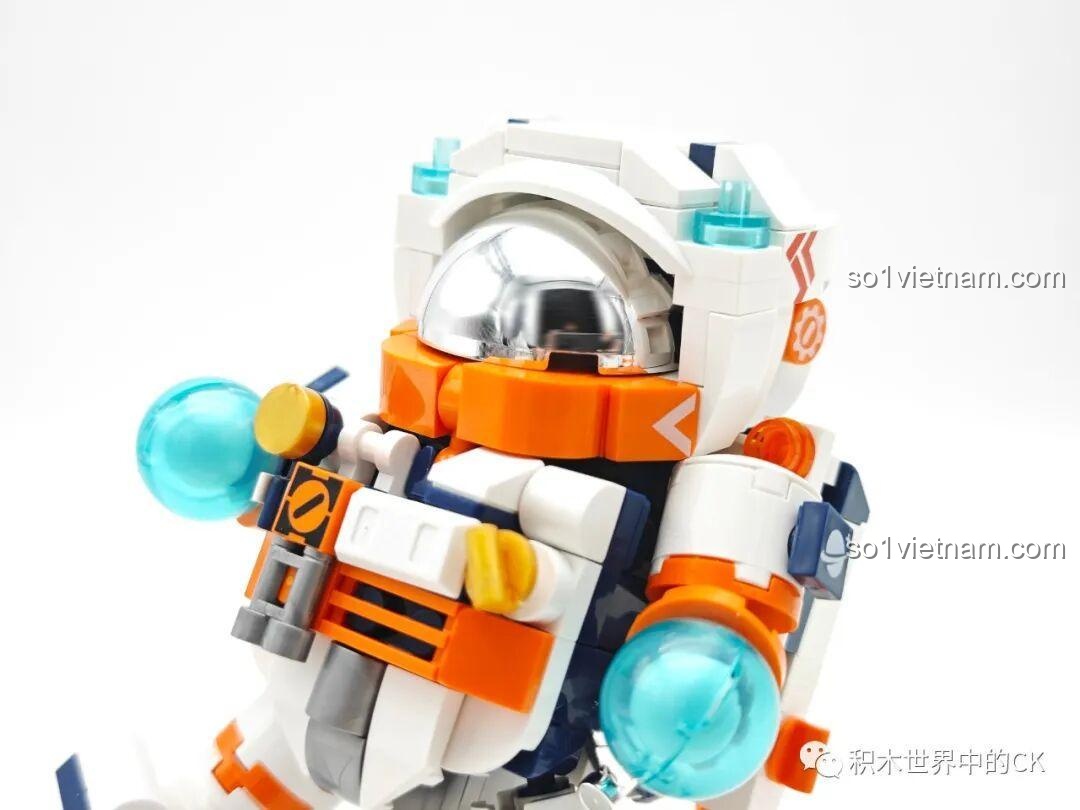 Cận cảnh phần thân trên và mũ bảo hiểm tráng gương của mô hình lắp ráp JAKI JK8505 Phi Hành Gia Không Gian.