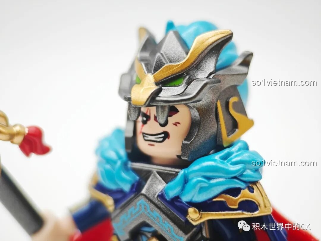 Ảnh chụp cận cảnh mũ giáp của minifigure Mã Siêu với các chi tiết mạ vàng và mắt xanh.