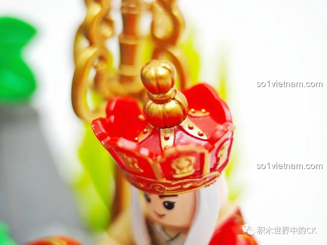 Cận cảnh mũ Tỳ Lư của Đường Tăng, với các chi tiết mạ vàng và hình Phật được thể hiện rõ nét.