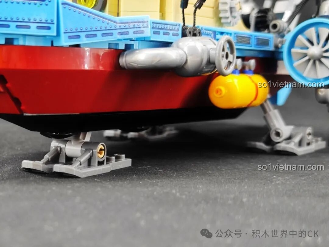 Cận cảnh phần mũi tàu của mô hình ZHEGAO 958015 với lá cờ và các chi tiết trang trí bằng sticker.