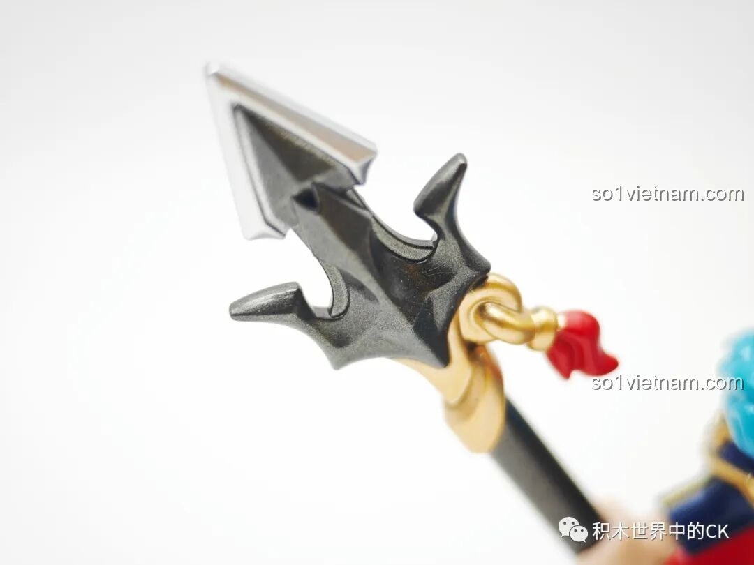 Ảnh chụp cận cảnh mũi thương của Mã Siêu, vũ khí được thiết kế sắc bén và mạnh mẽ.