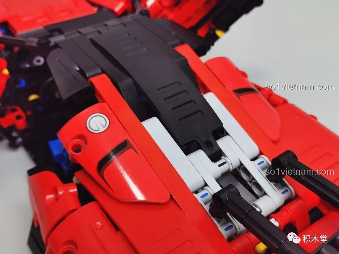 Cận cảnh phần nắp động cơ phía sau, có thể nhìn thấy các piston màu trắng bên trong.