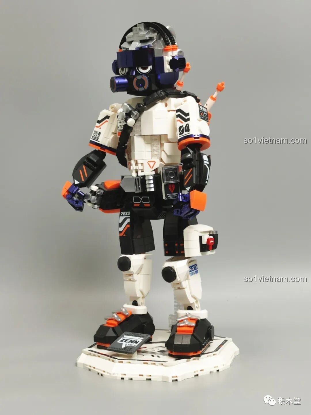 Cận cảnh phần ngực của FUNIFY W9006 Chiến Binh Cơ Khí ZENN với phụ kiện độc đáo, có thể là lon nước ngọt hoặc lựu đạn, kích thích trí tưởng tượng của bé.