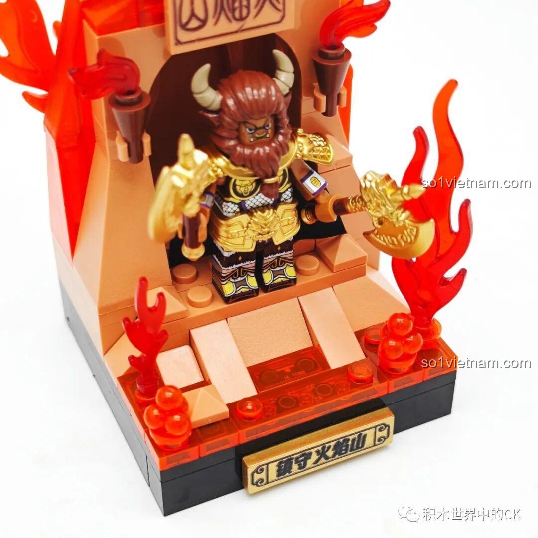 Cận cảnh Ngưu Ma Vương đứng trên các bậc thang của Hỏa Diệm Sơn, xung quanh là lửa cháy.