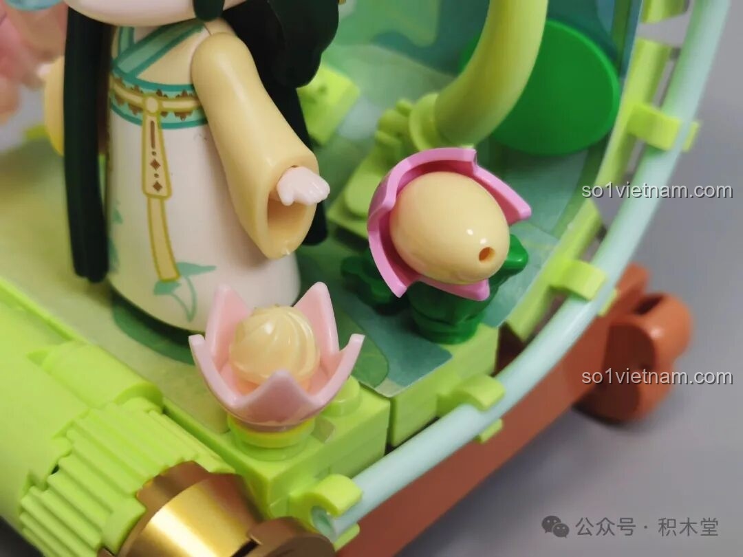 Cận cảnh chi tiết nụ hoa sen được tạo hình từ mảnh ghép hình quả trứng trong bộ TOP TOY Nanci mùa Hạ.