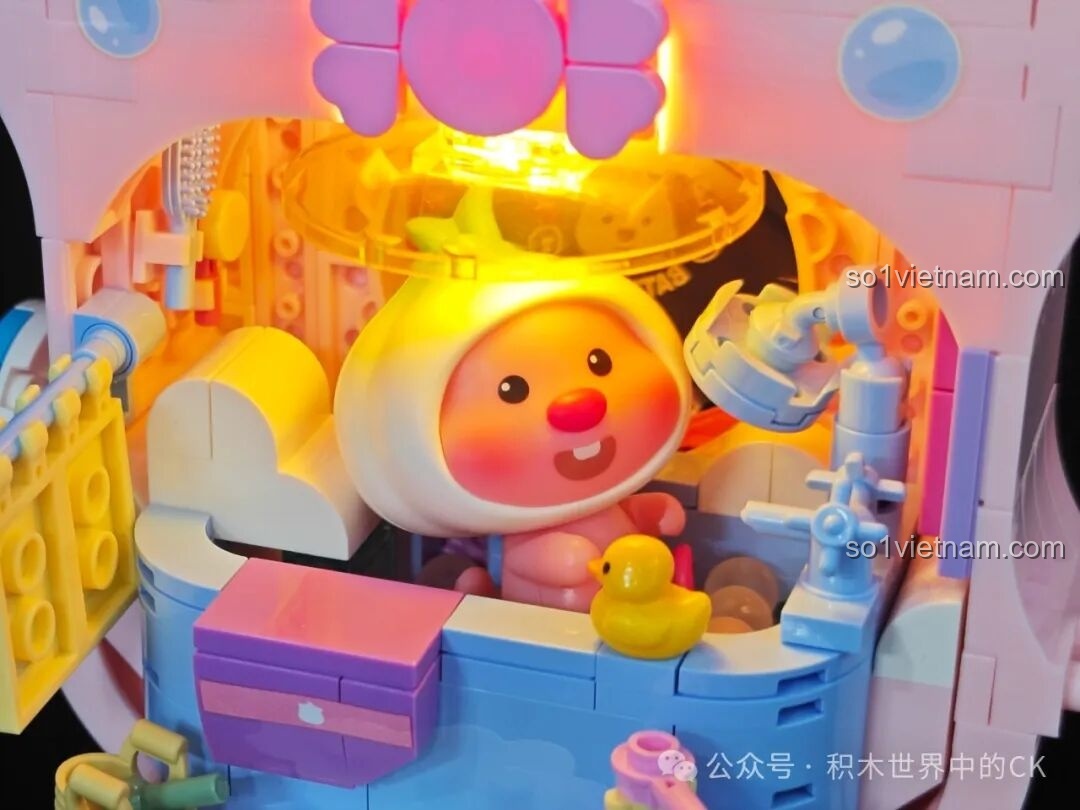 Cận cảnh Loopy trong bồn tắm với ánh đèn LED vàng, tạo không gian ấm cúng và thư giãn.