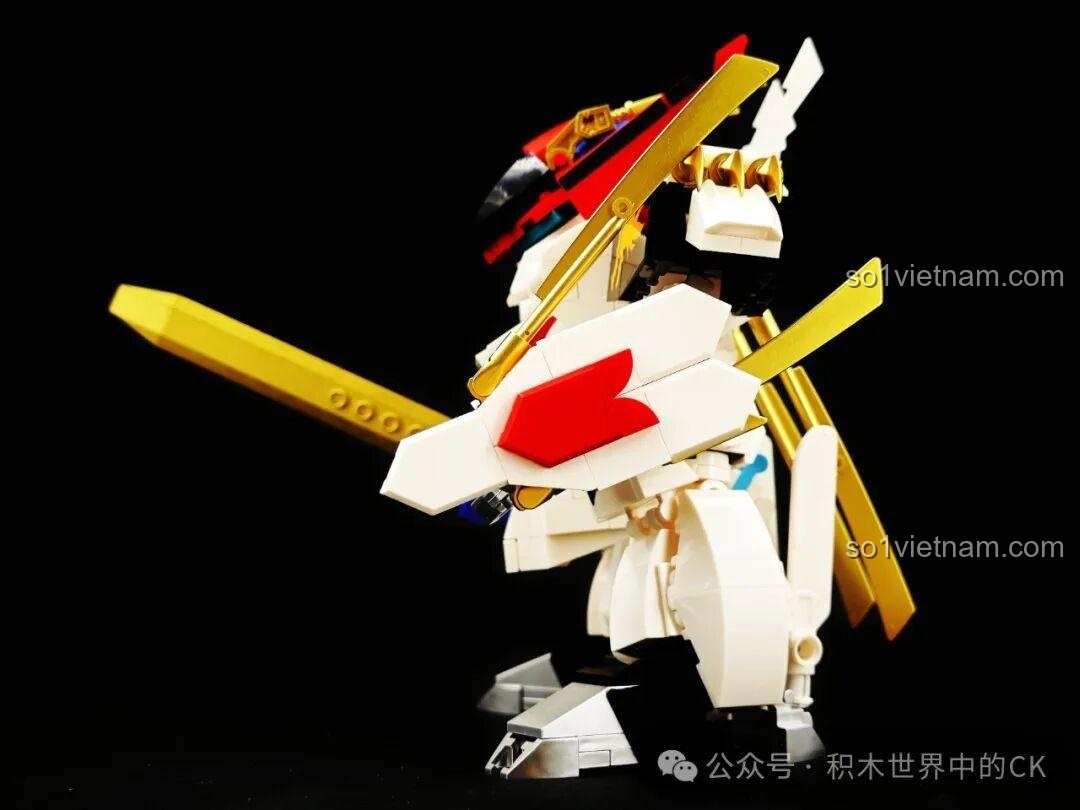 Cận cảnh JIESTAR 58206 Ryuomaru với thanh kiếm vàng