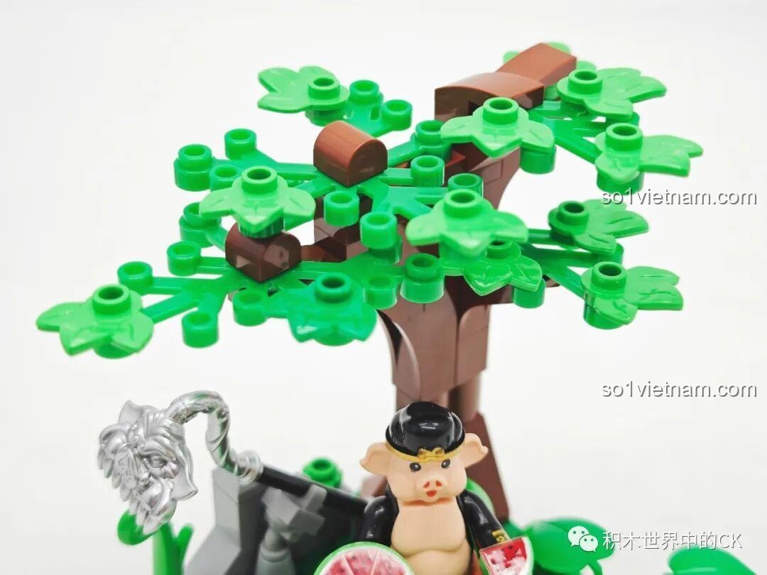 Cận cảnh tán lá cây được lắp ghép từ nhiều mảnh nhỏ màu xanh, tạo hiệu ứng sum suê cho vườn dưa.