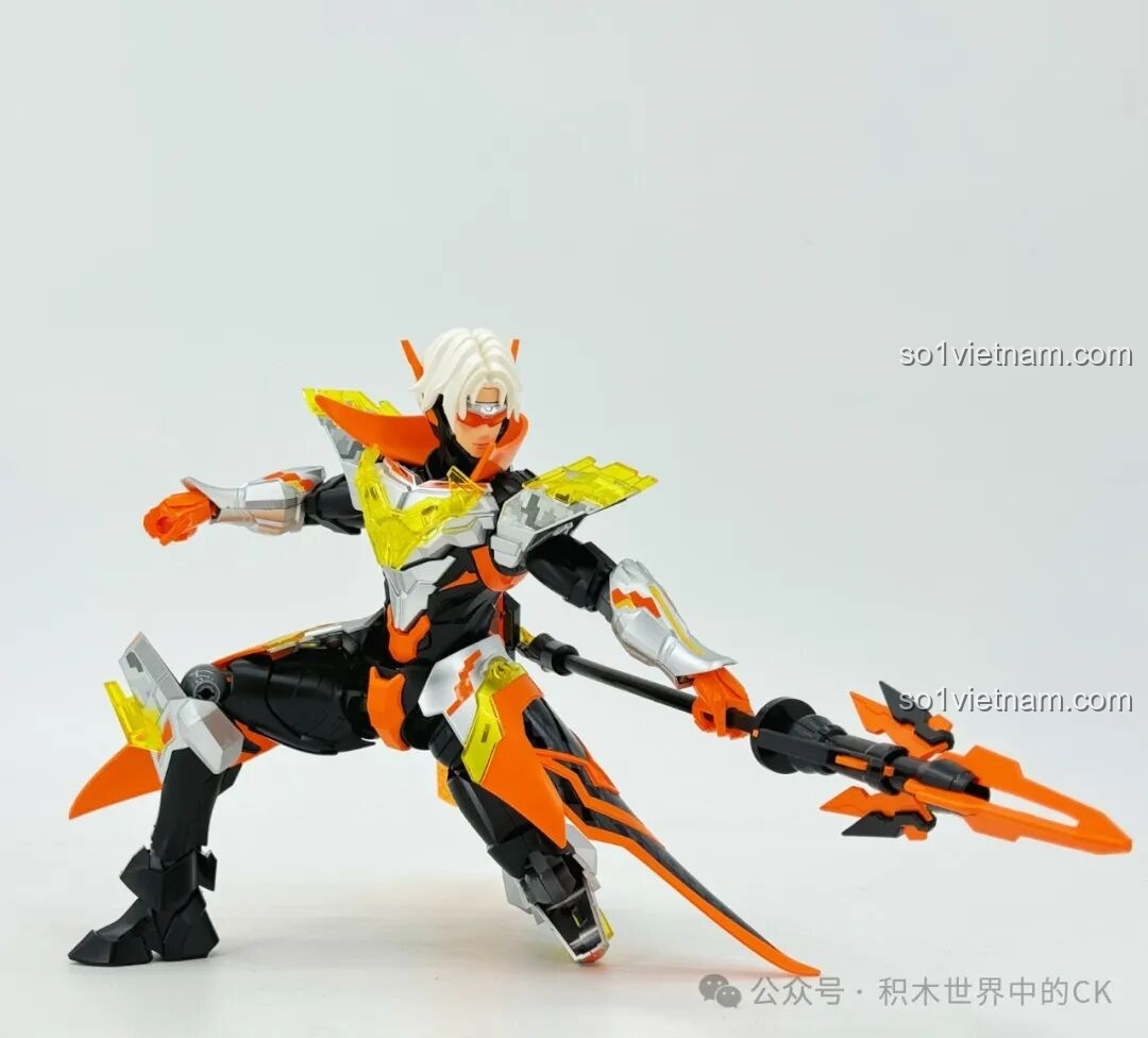 Cận cảnh mô hình Robot Triệu Vân Keeppley 78032 trong tư thế chiến đấu thấp, làm nổi bật chi tiết giáp và biểu cảm.