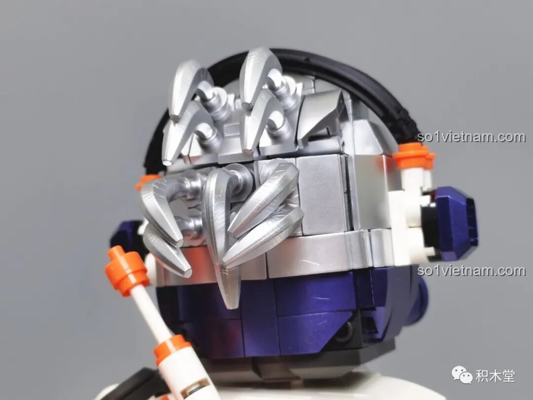 Cận cảnh phần tay của FUNIFY W9006 Chiến Binh Cơ Khí ZENN với giáp vai và các chi tiết in sẵn, thể hiện thiết kế bất đối xứng độc đáo, tăng tính thẩm mỹ.