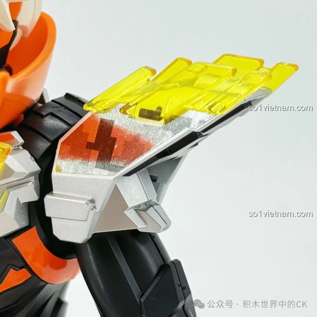 Cận cảnh phần tay của mô hình Mecha Triệu Vân Keeppley 78032, với các chi tiết giáp và khớp nối.