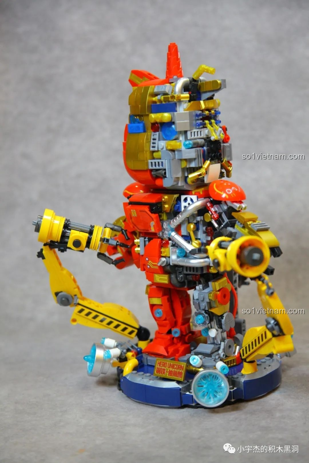 Cận cảnh chi tiết phần thân cơ khí của robot ZHEGAO GZ8008 với các đường ống và máy móc.