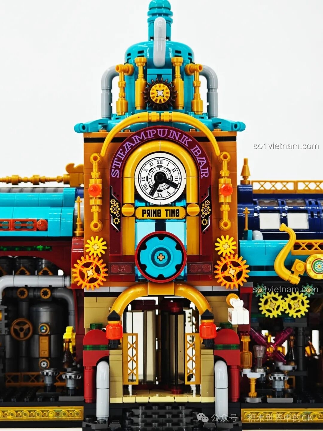 Cận cảnh chi tiết tháp đồng hồ trung tâm của ZHEGAO 958013, với mặt đồng hồ La Mã và các bánh răng trang trí.