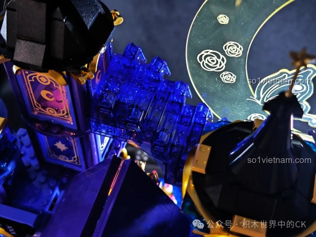 Cận cảnh ngọn tháp của đồ chơi mô hình Kuromi's Purple Crystal Castle với họa tiết trăng sao.