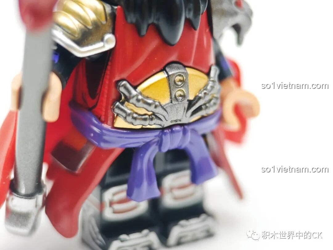 Ảnh chụp cận cảnh phần thắt lưng của minifigure Trương Phi với các chi tiết được sơn bạc.