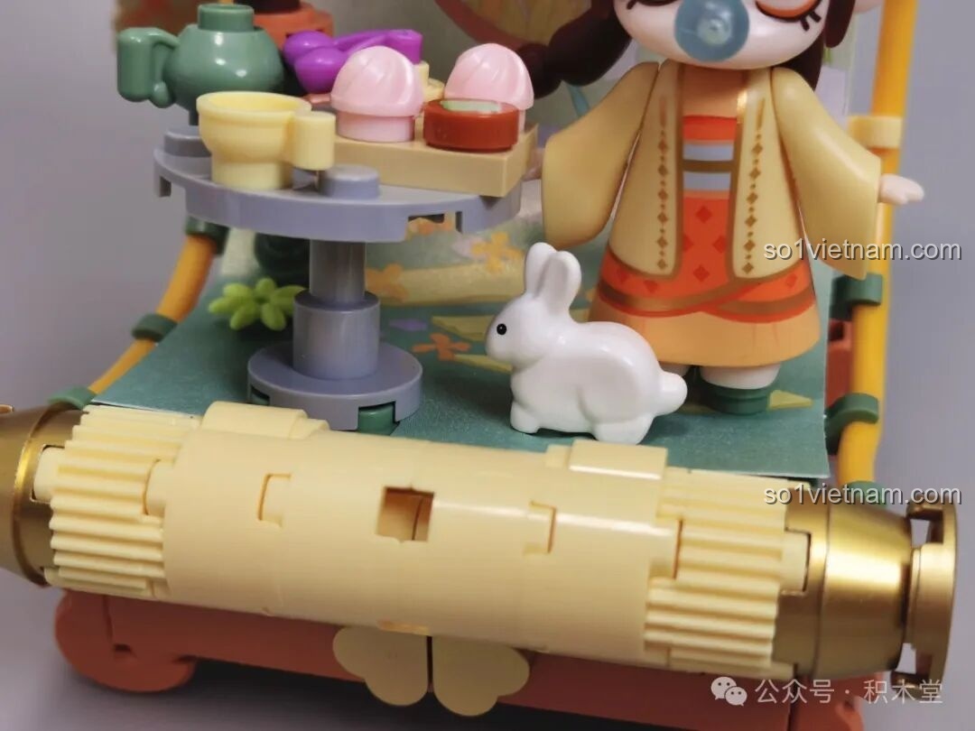 Cận cảnh chú thỏ trắng nhỏ xinh đang ngồi cạnh Nanci trong bộ TOP TOY Nanci mùa Thu.