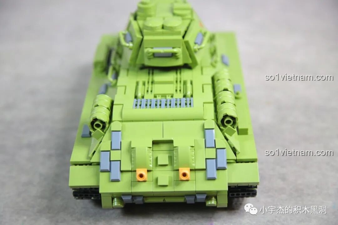 Cận cảnh các thùng dầu phụ được lắp ráp từ nhiều chi tiết nhỏ trên mô hình xe tăng T-34 Panlos.