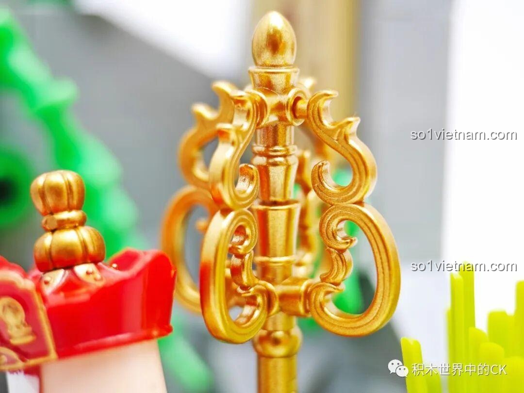 Cận cảnh chi tiết cây tích trượng của Đường Tăng, với các đường nét hoa văn uốn lượn mềm mại.