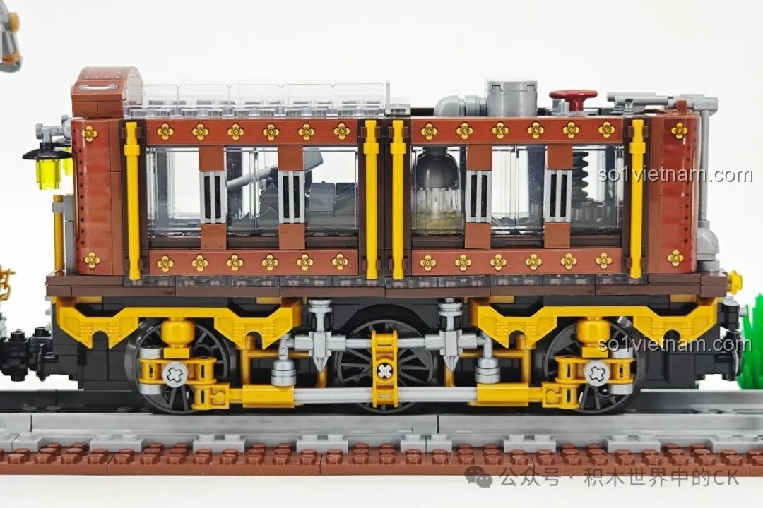 Ảnh chụp cận cảnh bên hông của toa chở than trong bộ ZHEGAO 958016, với các họa tiết và chi tiết cơ khí.