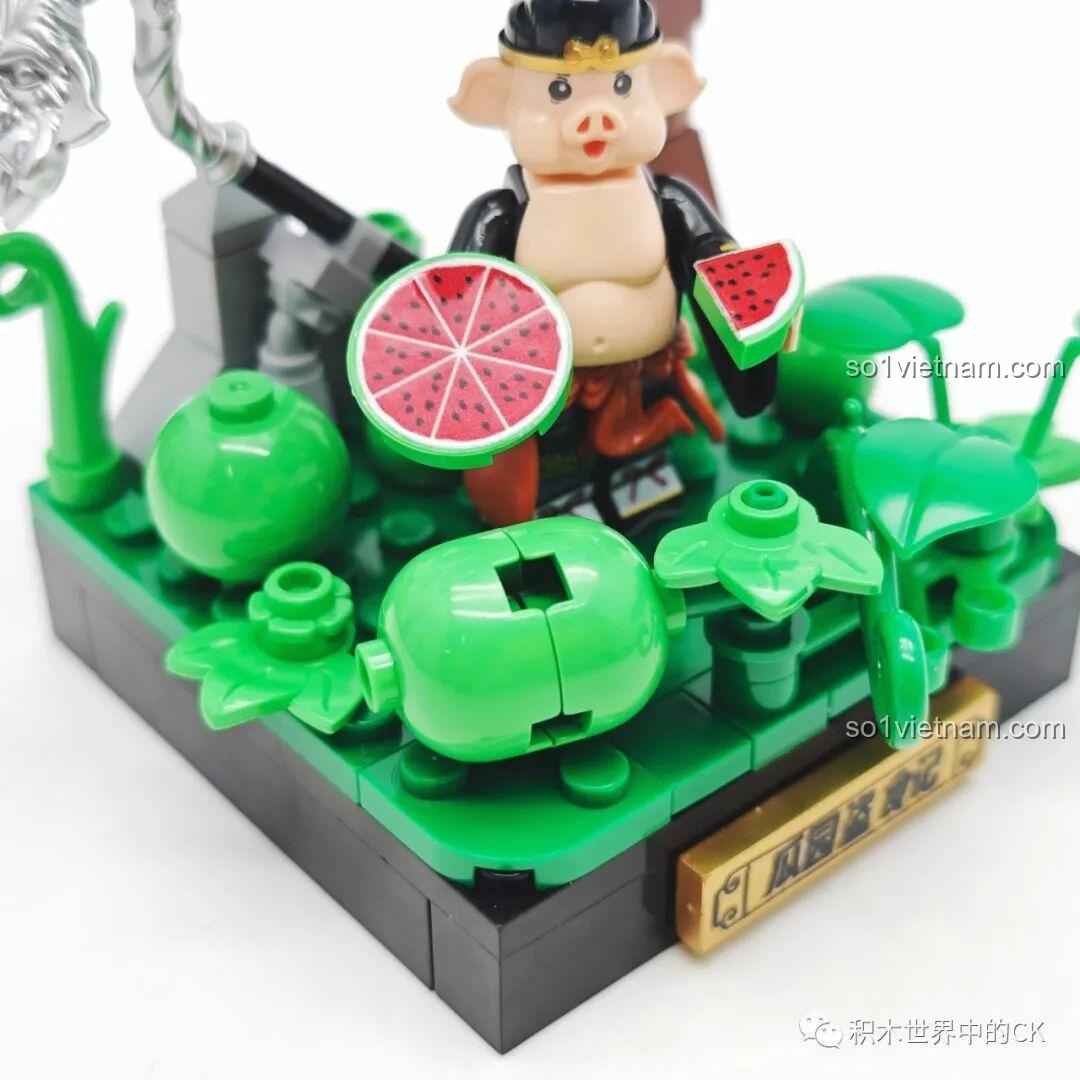 Cận cảnh Trư Bát Giới và những quả dưa hấu, chi tiết miếng dưa được in rất thật.