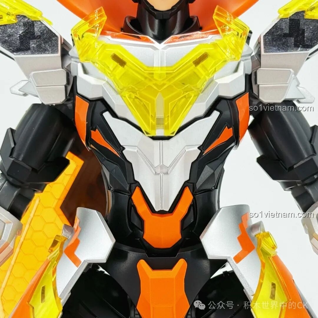 Cận cảnh phần vai của mô hình Robot Triệu Vân Keeppley 78032, với các chi tiết giáp và mảnh trong suốt màu vàng.