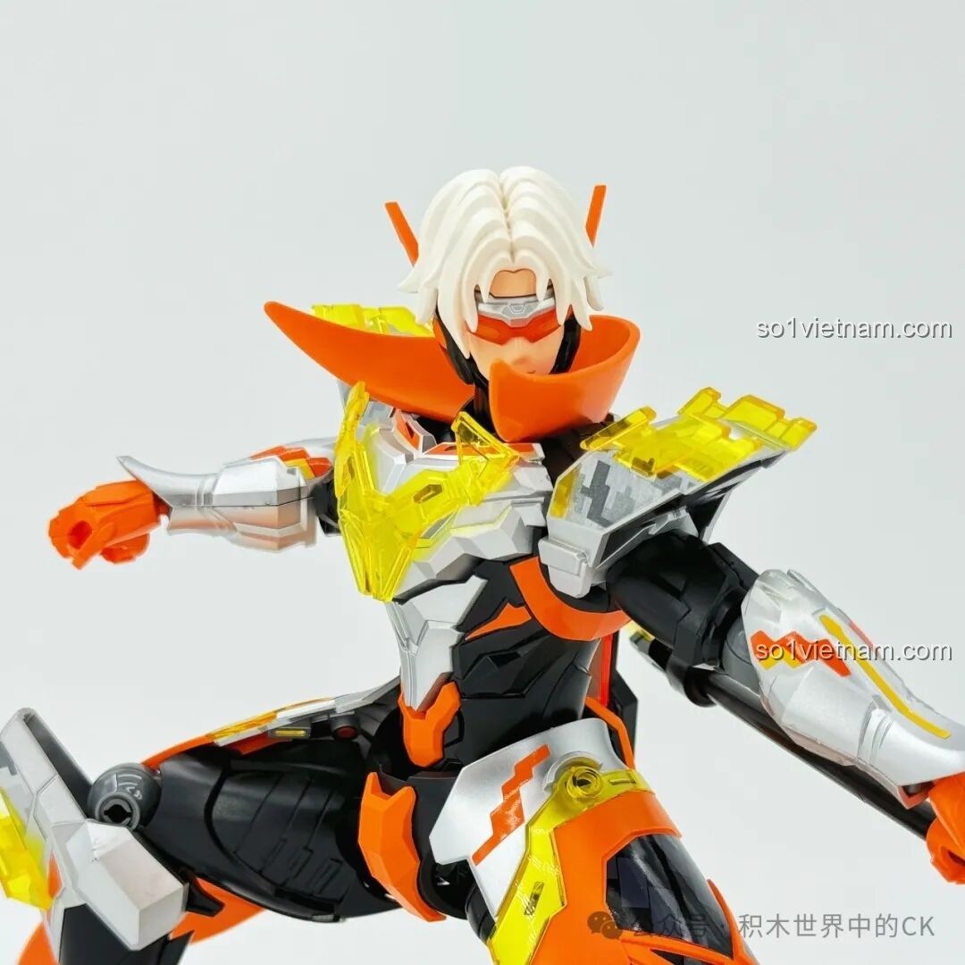 Cận cảnh phần vai và cây thương của mô hình Mecha Triệu Vân Keeppley 78032, thể hiện sự kết hợp hài hòa giữa giáp và vũ khí.