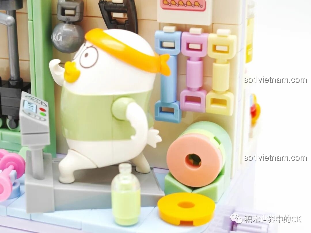 Cận cảnh Vịt Liu đang ngồi trên hamburger và cầm một chiếc đùi gà với vẻ mặt vô cùng hạnh phúc.