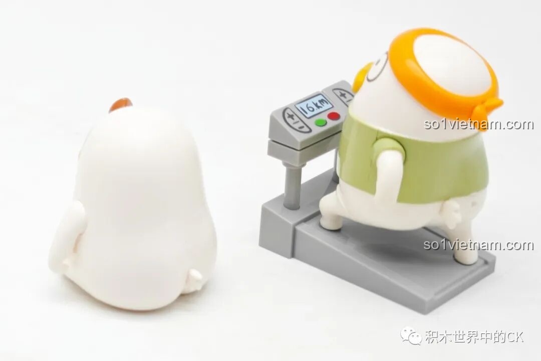 Cận cảnh Vịt Liu gymer với băng đô cam, đang chạy bộ trên máy tập trong bộ lắp ráp Sembo.