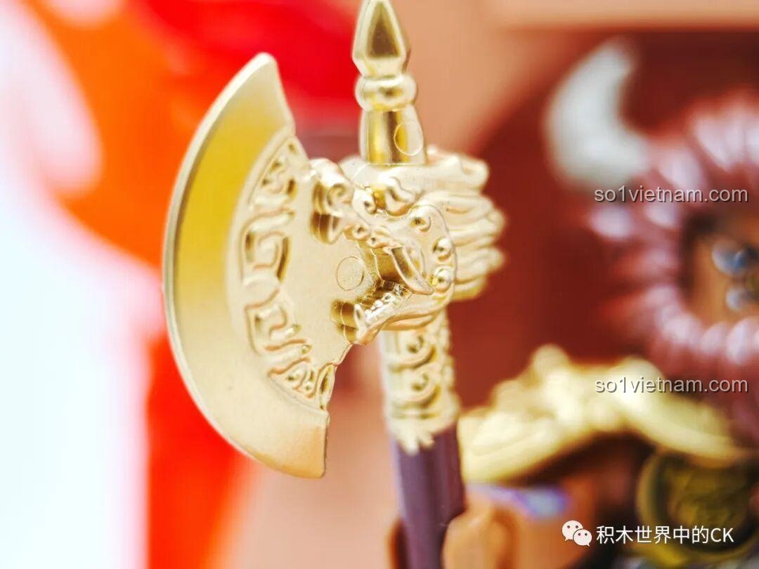 Cận cảnh chi tiết cây rìu vàng của Ngưu Ma Vương, với các hoa văn rồng được điêu khắc tinh xảo.