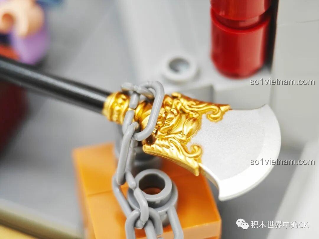 Cận cảnh chi tiết dây xích và lưỡi vũ khí của Sa Tăng, thể hiện sự kết hợp vật liệu tinh tế.