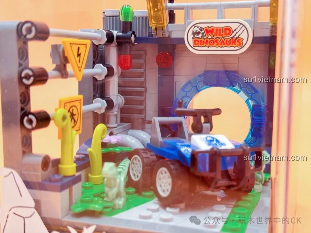 Cận cảnh xe địa hình và cổng không gian trong bộ ZHEGAO 971015, một đồ chơi xây dựng Sa bàn khủng long cho con trai 6+.