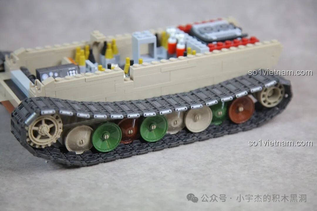 Cận cảnh chi tiết dây xích và các bánh xe nhiều màu sắc của bộ lắp ghép Xe tăng hạng trung Panzer V Panther.