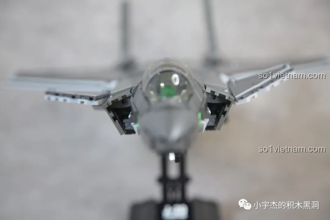 Càng đáp chính của Sluban J-20 M38-B1187 Tiêm Kích Tàng Hình đã được đóng gọn gàng vào thân máy bay, tạo bề mặt phẳng mịn.