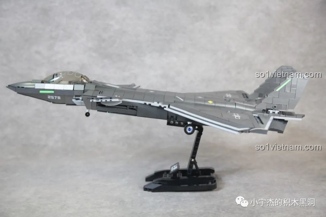 Càng đáp chính của Sluban J-20 M38-B1187 Tiêm Kích Tàng Hình có thể thu gọn vào thân máy bay, thể hiện thiết kế thông minh.