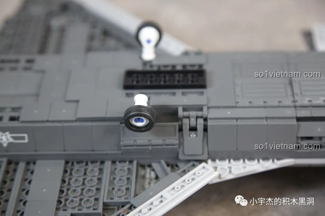 Càng đáp trước của Sluban J-20 M38-B1187 Tiêm Kích Tàng Hình đã đóng gọn gàng vào thân máy bay, tạo bề mặt liền mạch.