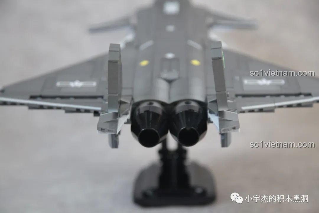 Càng đáp trước của Sluban J-20 M38-B1187 Tiêm Kích Tàng Hình mở ra, thể hiện cơ chế thu gọn linh hoạt.