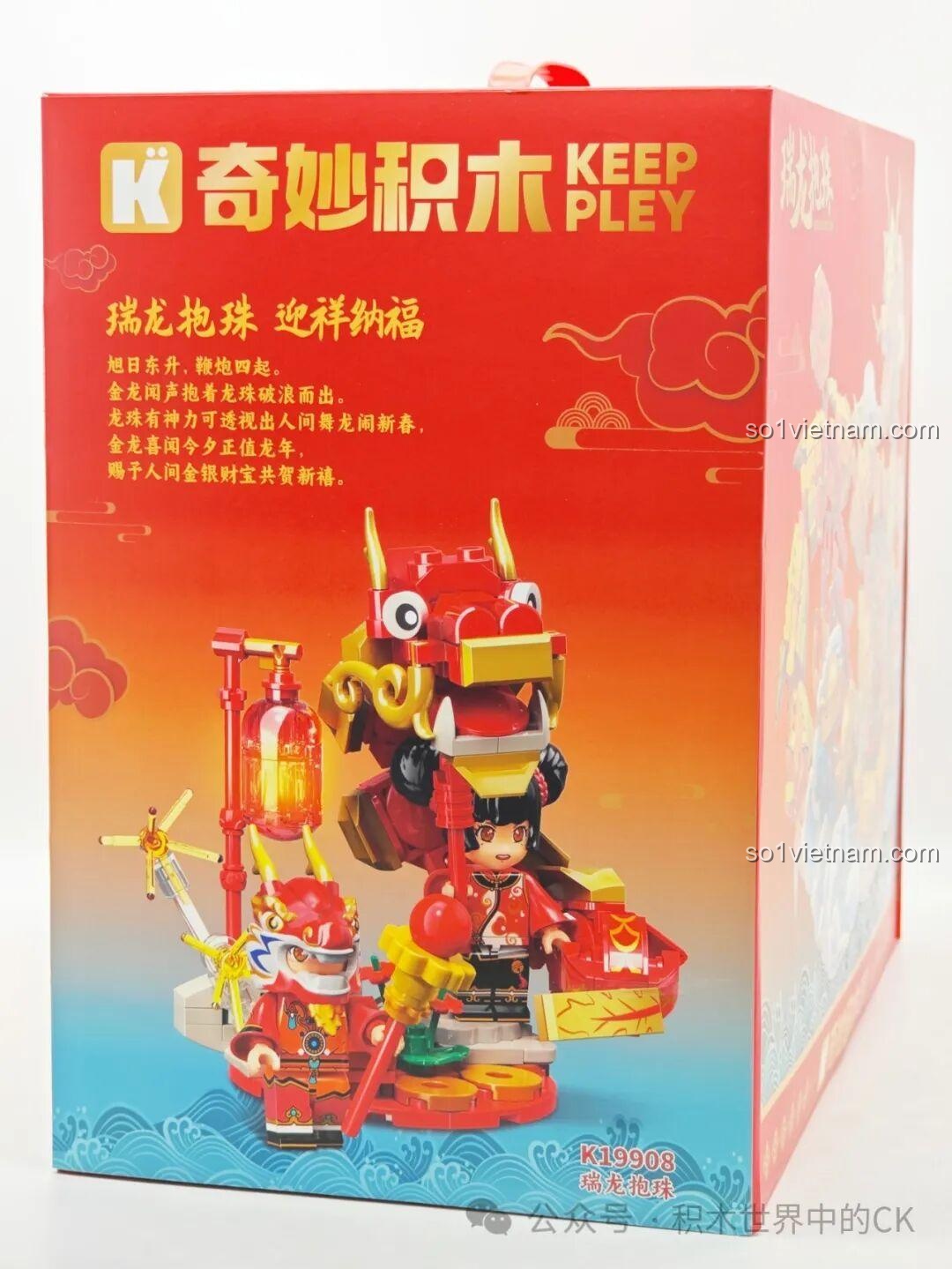 Cạnh bên hộp bộ lắp ghép Mô hình Rồng Vàng trang trí Tết 19908, hình ảnh minifigure và đầu lân nhỏ.