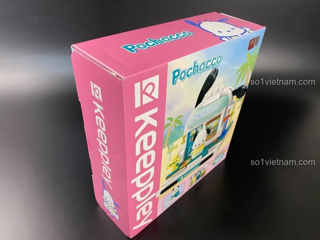Cạnh bên của hộp đồ chơi Keeppley Pochacco K20820 màu hồng với logo Keeppley và tên nhân vật Pochacco.