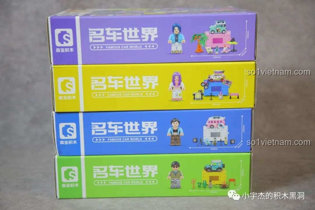 Bốn hộp đồ chơi Sembo Famous Car World được xếp chồng lên nhau, hiển thị cạnh bên của hộp với thông tin sản phẩm.