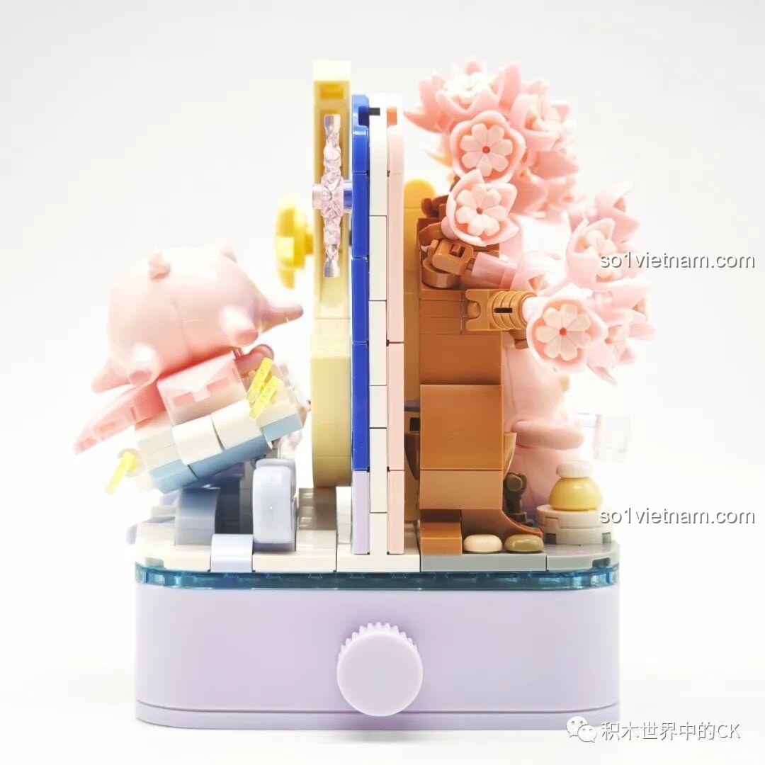 Cạnh bên của mô hình Sembo Lợn LuLu Hoa Anh Đào, cho thấy sự kết hợp giữa hai khung cảnh.