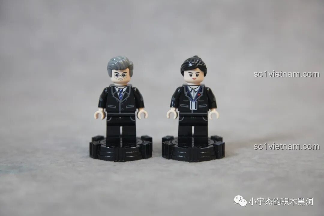 Góc nhìn bên cạnh của Robot Khung Cửa SEMBO 107108, thể hiện chiều cao và cấu trúc.