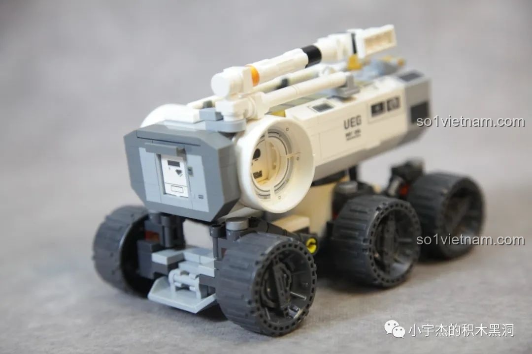 Góc nhìn bên cạnh của Xe Di Động Căn Cứ Mặt Trăng SEMBO 107106, thể hiện chiều dài và cấu trúc.
