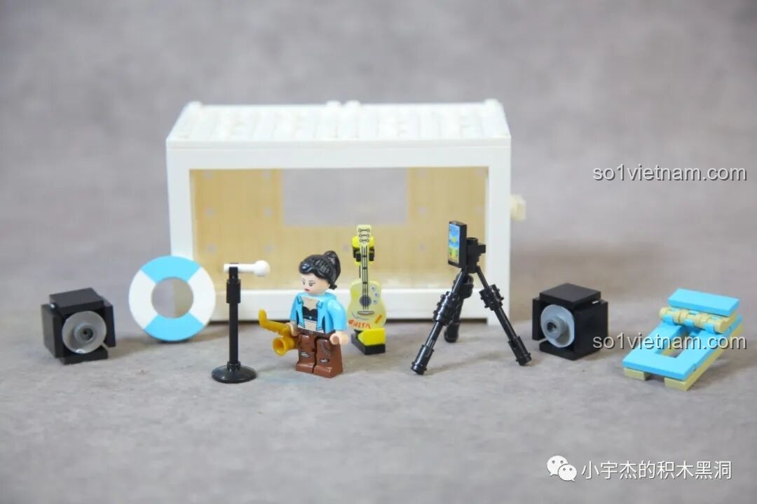 Toàn cảnh mô hình biểu diễn đường phố của bộ Sembo 714511 với container, phụ kiện và minifigure.