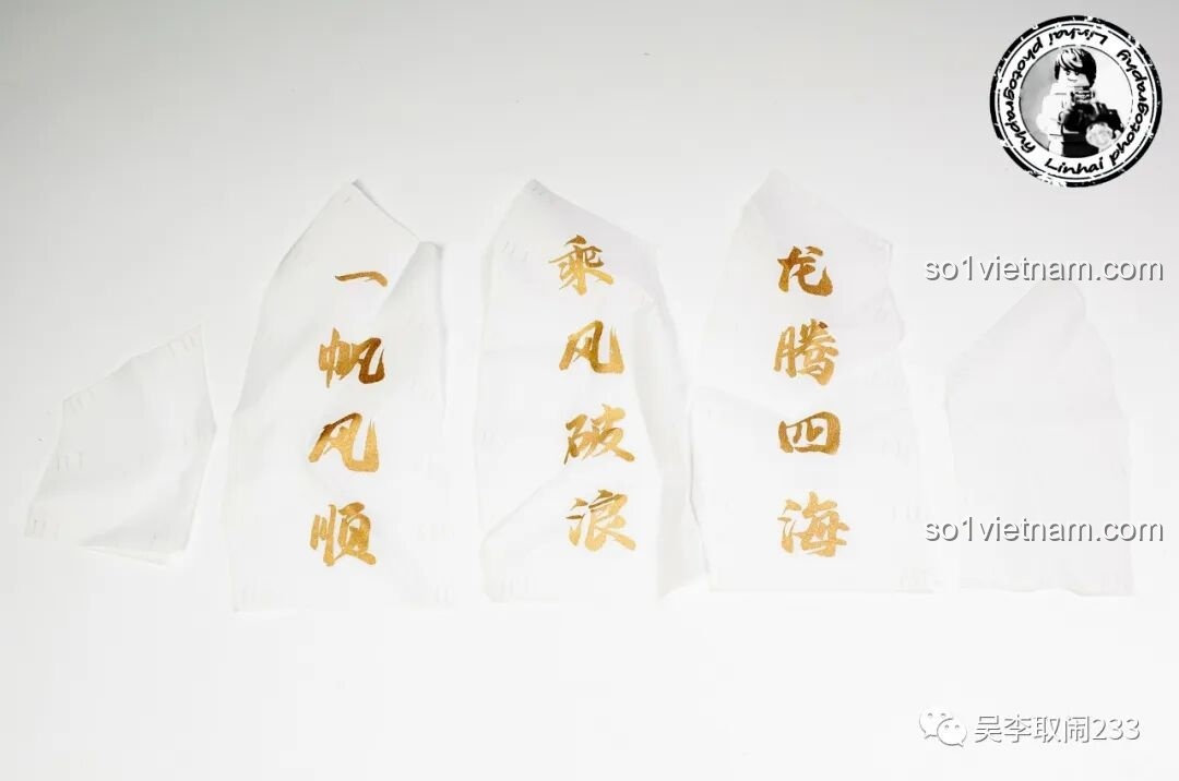 Năm cánh buồm vải của bộ lắp ghép Thuyền Rồng Tụ Phúc FC6007 Forange, in chữ thư pháp vàng kim mang ý nghĩa may mắn, tạo vẻ sang trọng.