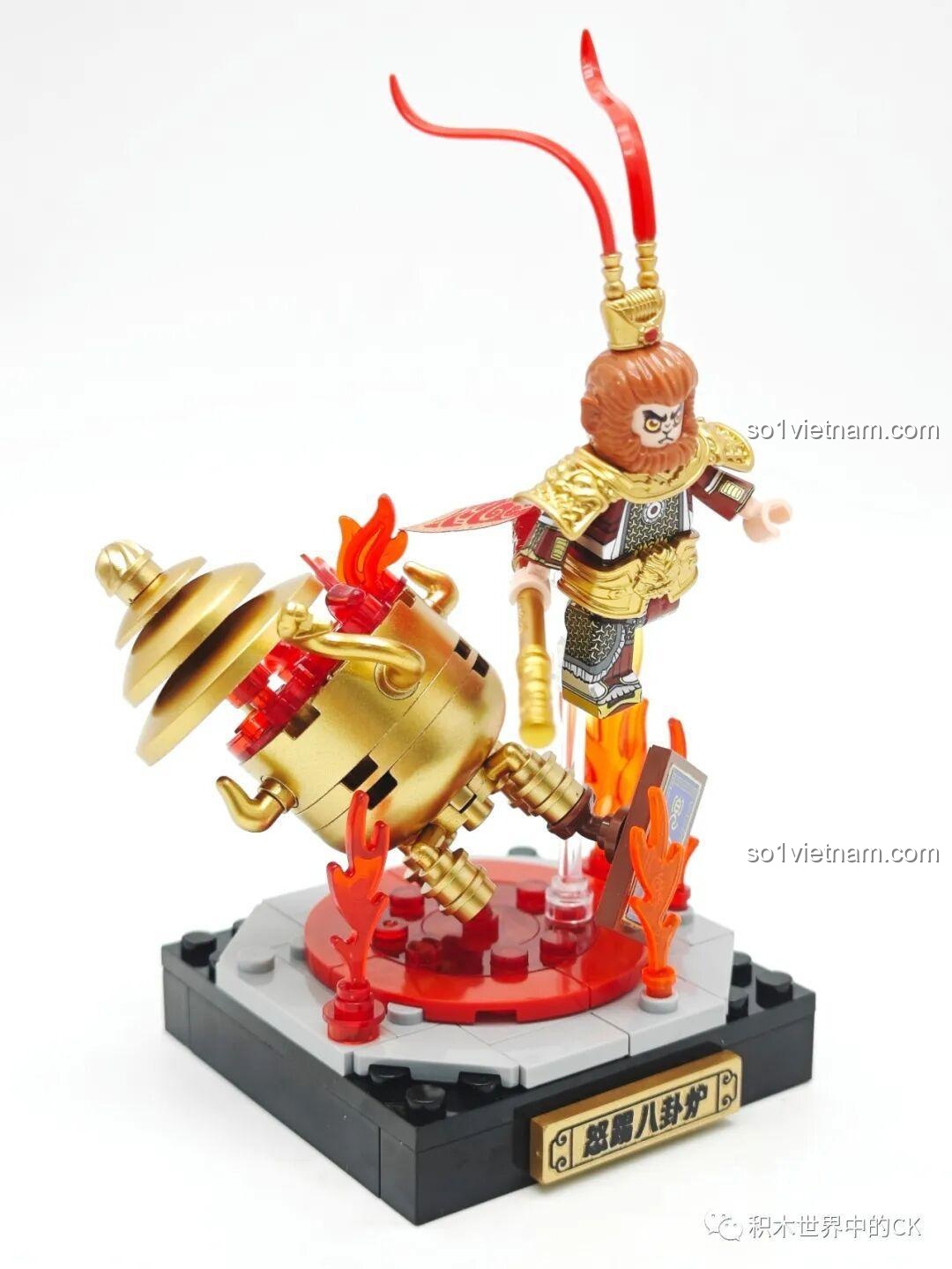 Góc bên của mô hình Đại Náo Lò Bát Quái, Lò Bát Quái đang nghiêng đổ, đồ chơi lắp ráp Chaoqiqu.