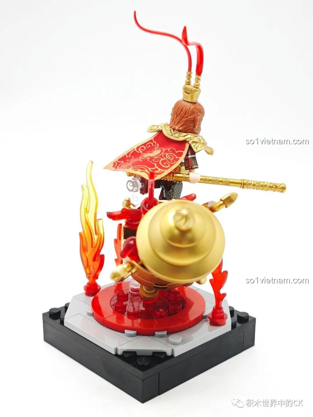 Góc chéo của mô hình Đại Náo Lò Bát Quái, cho thấy Tôn Ngộ Không đang dùng gậy Như Ý để phá lò.