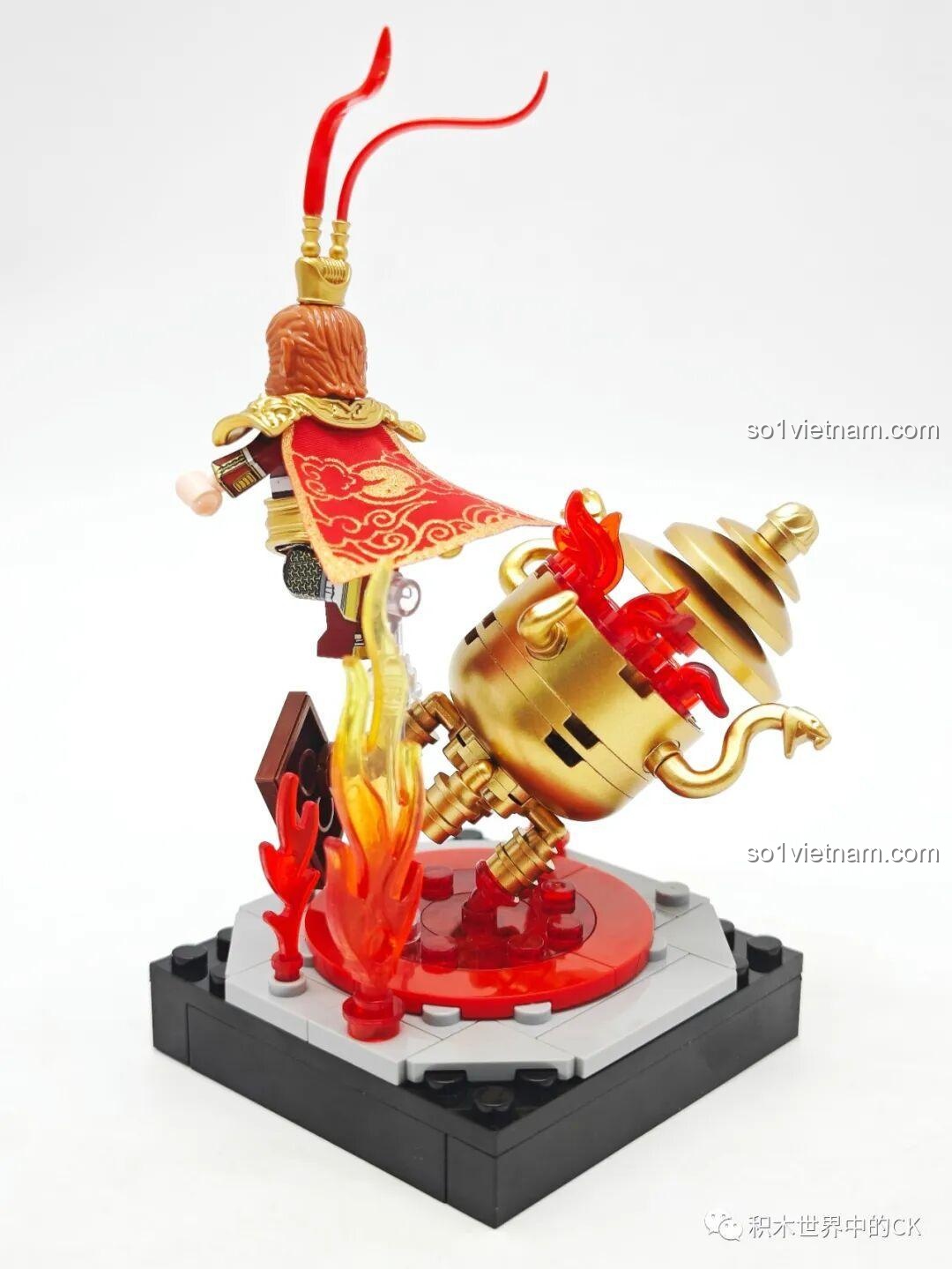 Góc nhìn từ phía sau của mô hình Đại Náo Lò Bát Quái, Tôn Ngộ Không đang bay lên, áo choàng tung bay.