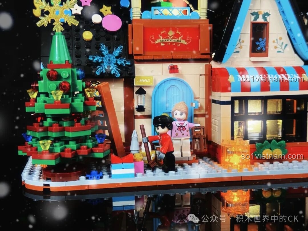 Khung cảnh đêm Giáng Sinh với các minifigure trước hiên nhà ZHEGAO 613005 được thắp sáng bởi đèn LED.