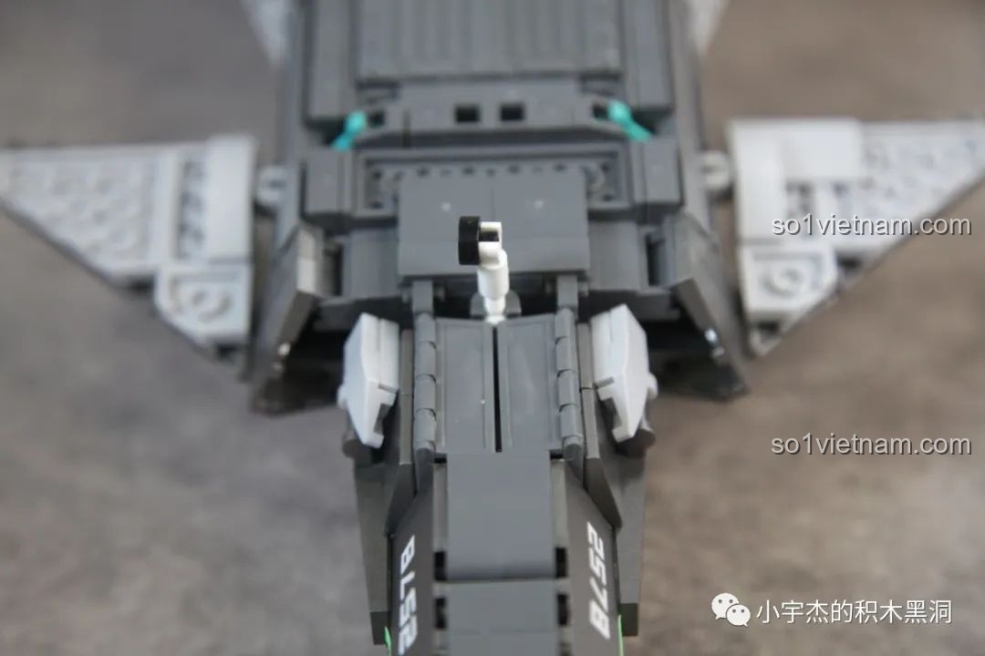 Cánh đuôi ngang của Sluban J-20 M38-B1187 Tiêm Kích Tàng Hình từ một góc nhìn khác, thể hiện cơ chế điều chỉnh và chi tiết decal.