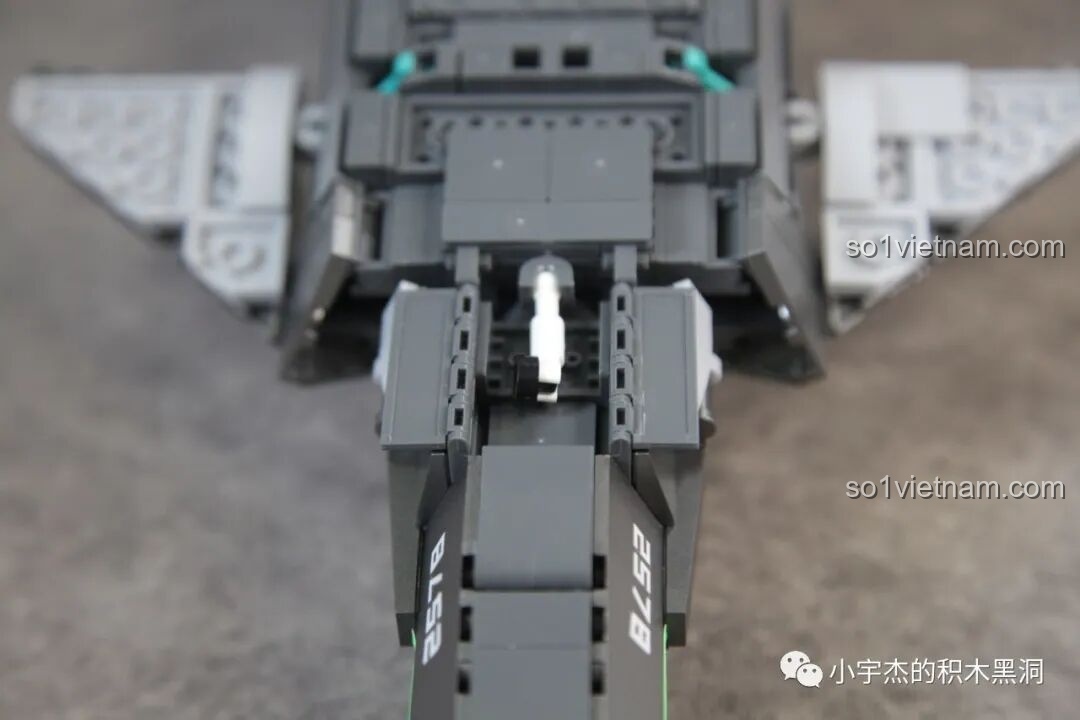 Cánh đuôi ngang của Sluban J-20 M38-B1187 Tiêm Kích Tàng Hình mở ra, thể hiện khả năng điều chỉnh và các chi tiết bên trong.